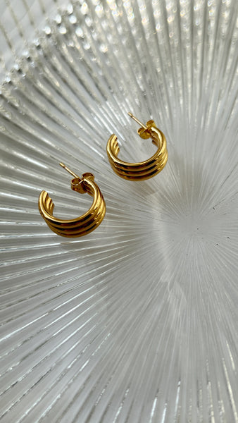 Allie Ribbed Dainty Hoops (24k Gold)