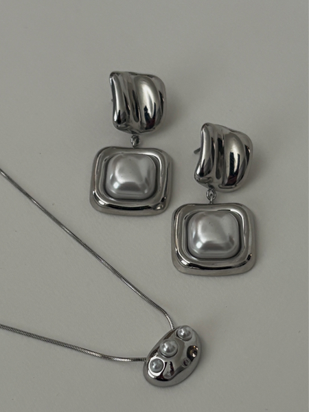 Josie Pearl Pendant