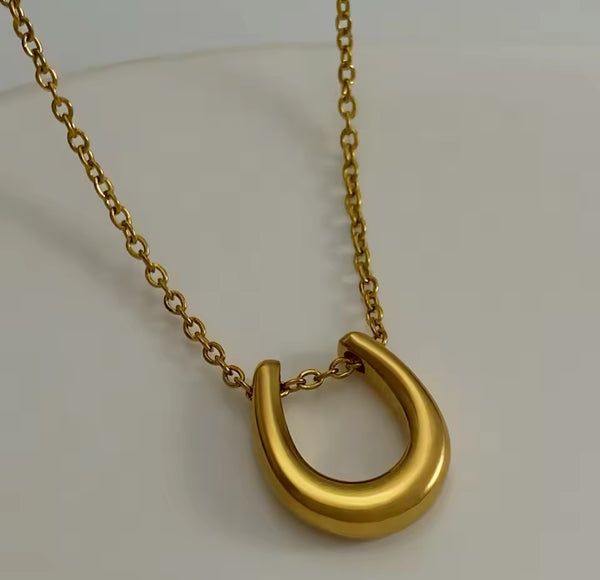 Horseshoe Pendant (18k Gold)