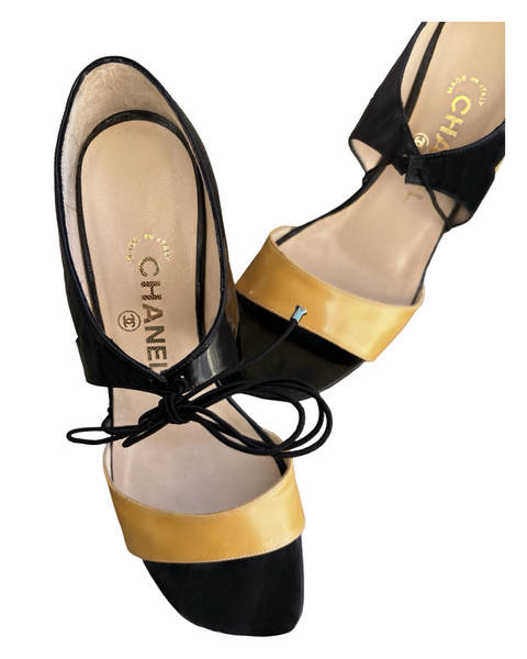 CHANEL HEELS SANDAL OPEN TOE PATENT LEATHER CC LOGO ON TIES SZ 38.5 TWO TONE TLC