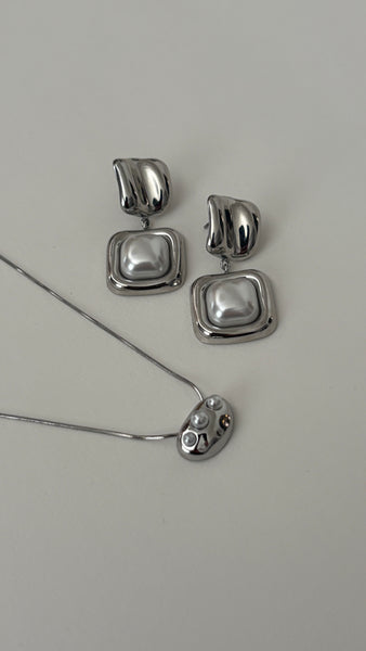 Daphnie Earrings